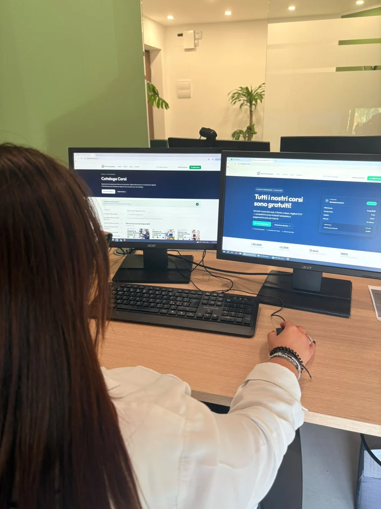 Collaboratrice al lavoro negli uffici di Domus Formazione a Poggiomarino